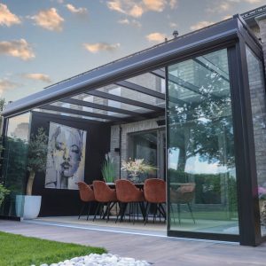 Glazen overkapping met fundering